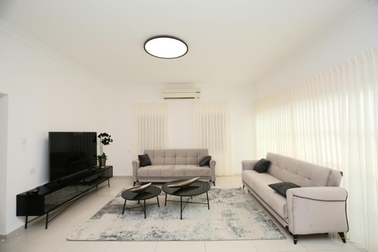 City Center Luxury Apartment In Нетанья Екстер'єр фото